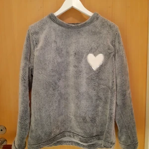 Mysset - Bli fluffigast i stan! 🐑 Mysset delux. Perfekt om man saknar en eldstad i hemmet. Håller garanterat värmen! Använt men i fint skick. Osäker på frakt men 400 kr inkl låter väl rimligt? Rätta mig om jag har fel, jag är inte omöjlig. Löp och köp 🏃‍♀️🏃‍♂️