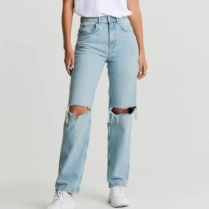 Gina tricot 90s high waisted  jeans  - Säljer dessa ur snygga och trendiga Gina jeans då jag som sagt tyvärr har börjat gå ner väldigt mycket i vikt. Storleken på dessa är 36 ( EU ) och jag är själv ca 173cm så skulle kunna passa ganska många. De är köpta på helpris på 599 kr. Jag säljer därv de för 400 kr (frakt inkluderat i pris) ps, har väldigt mycket mer trendiga plagg på mitt page så kika in :)