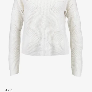 Fin stickad tröja !! - Säljer den här fina tröjan, då den aldeig kommer till andvänding. I ett jätte bra skick, då jag andvändt den få tal gånger och jätte skön. Köpt för 250kr, tänker mig sälja den för 150kr + frakt( pris kan diskuteras) buda i komentarerna eller skriv till mig privat!!🤍