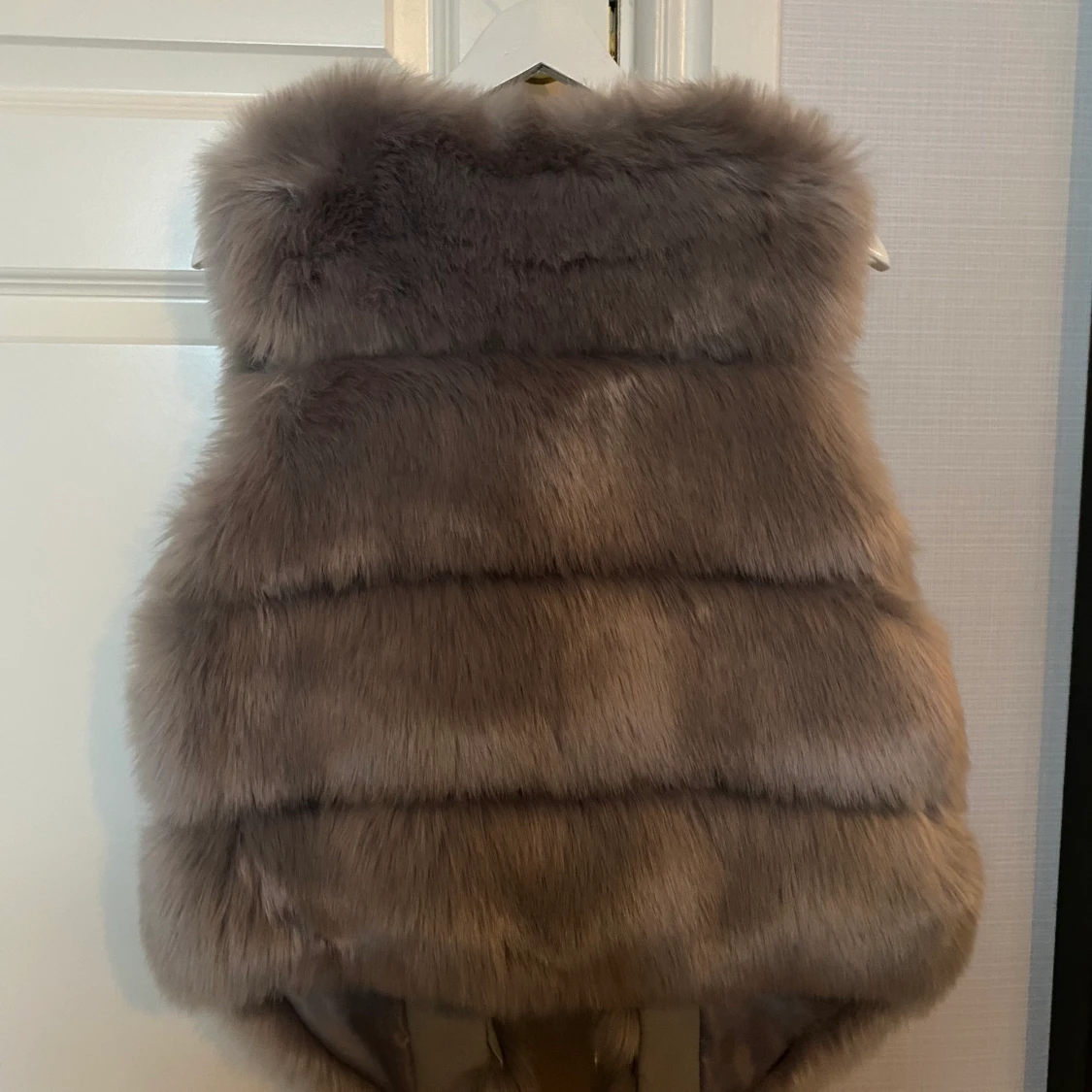 Grå fuskpälsväst - 91