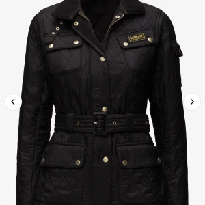 Barbour jacka - INTRESSEKOLL! Barbour international jacka köpt några år sen ifrån kids brand store men nästan aldrig använd! I kids storlek är det en XXL men i vuxen dam hade sagt det är en XS/S 