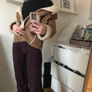 Brun jacka  - Super brun jacka från hm. Riktigt snygg och mysig. Passar till vad som helst! Skulle dock säga att den är väldigt liten i storleken. Pris kan diskuteras💕