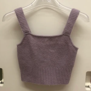 Gullig Topp - Säljer denna jättefina topp från H&M, knappt använd. Kom DM vid intresse❤️❤️ Priset går att diskuteras. (Lappen på tröjan är bortklippt men tror den är köpd för 199kr)❤️