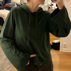 Croppad hoodie från Zara - Väldigt skön och luftig hoodie från Zara. Ärmarna är vida och långa vilket är väldigt skönt☺️