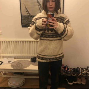  - En såsåså fin isländsk tröja från en second hand butik i England.  Jättebra skick