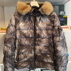 Moncler Byron Limited Edition - Storlek 4 (sitter som en Large). 8.5/10 skick knappt använd. Nypriset låg på över 16k.