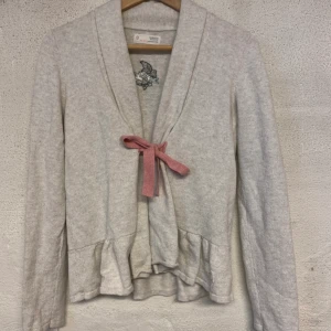 Odd Molly kofta - Odd Molly kofta, använd ett få tal gånger. Ny pris ca 2000kr, säljes för 300kr. Storlek 2, passar 38/40. Köparen står för frakten