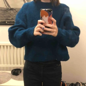  - Dieselblå stickad tröja från H&M