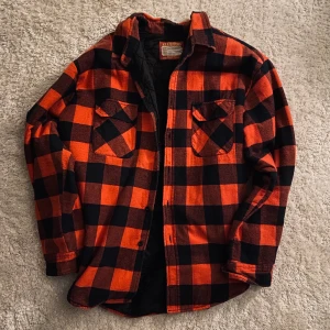 Trendig flannelljacka! ❤️🖤 - Säljer den här trendiga flanelljackan då den tyvärr inte riktigt är min stil 🖤 Det står ingen storlek men jag skulle uppskatta att den är i storlek M! Skriv privat om du vill ha fler bilder, först till kvarn så ingen budgivning! 