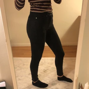 Svarta jeans - Säljer för att de inte används! Lite använda men i bra skick. 