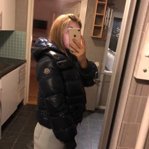 Moncler  - Äkta moncler. Köpt begangnad därav ingett kvitto! Bud: 1500