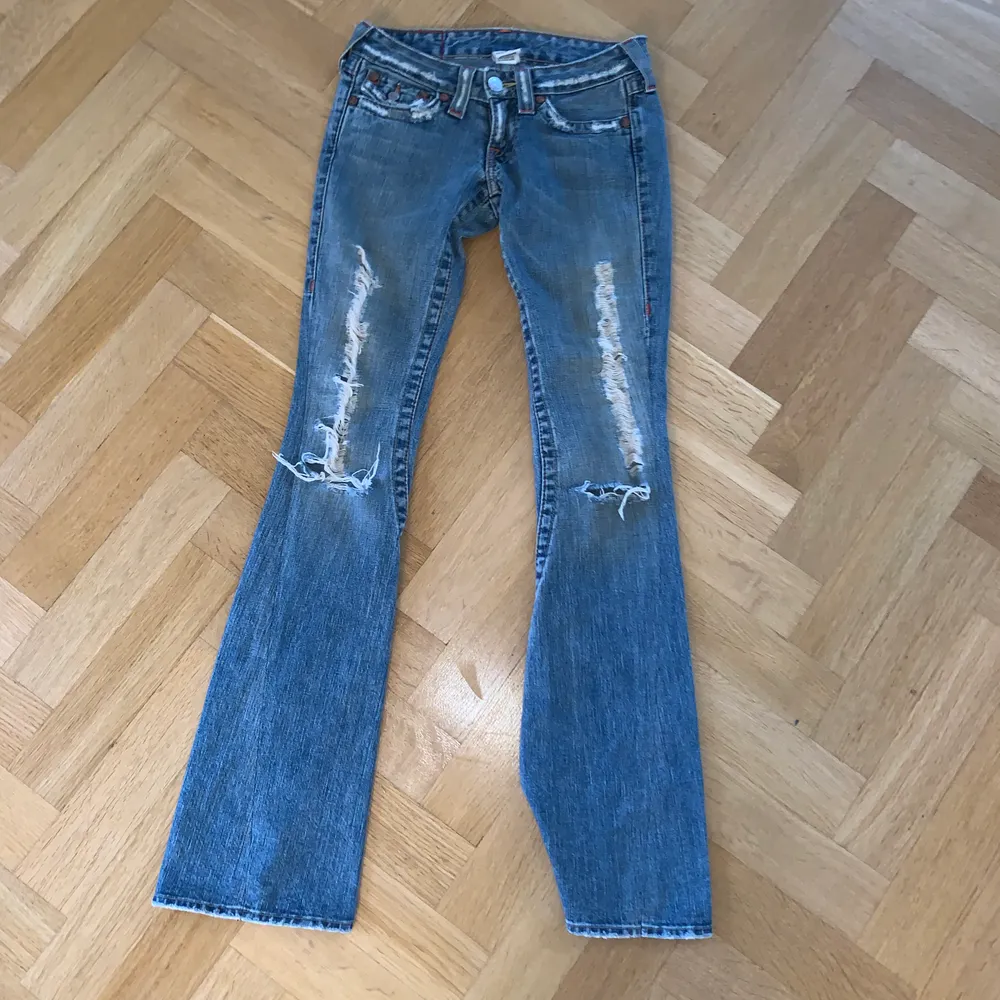 Assnygga lågmidjade jeans från True Religion i strl 24 som jag köpte här på plick för 300kr🥰Tyvär så fick jag inte på mig dom så har ingen bild på hur dom sitter på. Dom sitter perfekt i längden på mig som är 175cm❣️ ⚠️Bud på 400kr!. Jeans & Byxor.
