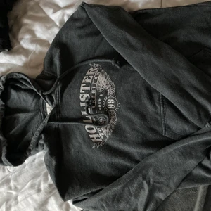 Grå hoodie - Grå hoodie ifrån hollister