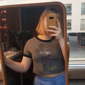 Musse Pigg crop top - Musse Pigg crop top från Forever 21. Det är meningen att trycket ska se slitet ut. Bra skick!