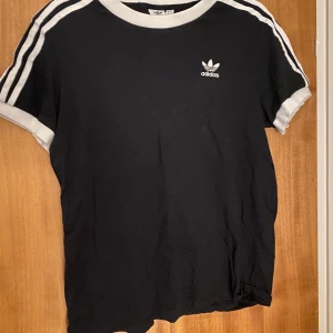 Adidas t shirt - Adidas t shirt i bra skick! Säljs då den inte kommer till användning! Storlek 38 Köparen betalar frakt