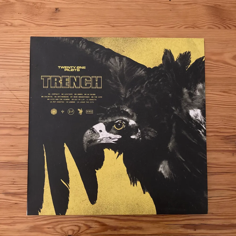 Twenty one pilots album ”Trench” på svart vinyl. Perfekt skick. Nypris 400kr. Köparen betalar frakt.. Övrigt.