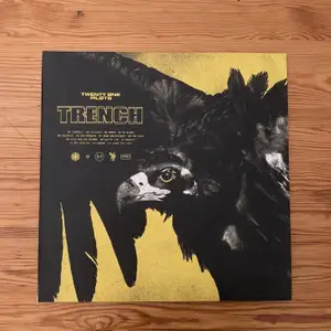 Twenty one pilots album ”Trench” på svart vinyl. Perfekt skick. Nypris 400kr. Köparen betalar frakt.