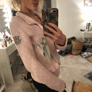  - Säljer min super fina Odd Molly kofta. Köpte för 1995 kr och säljer för 700 kr. Väldigt bra skick och fina färger. Passar bra för personer som bär stl XS-S. Frakt tillkommer💗