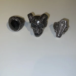 coola ringar  - säljer dom här coola ringarna för 15kr st (inte inkl frakt)💕 bläddra ner för att se frakten