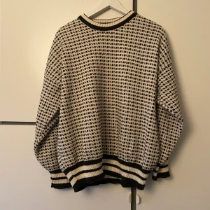 Vintage tröja - Varm o mysig vintage tröja, står ingen storlek men gissar på L då den sitter oversized på mig som är en s/m typ. Högsta bud: 260 kr avslutas 00.00