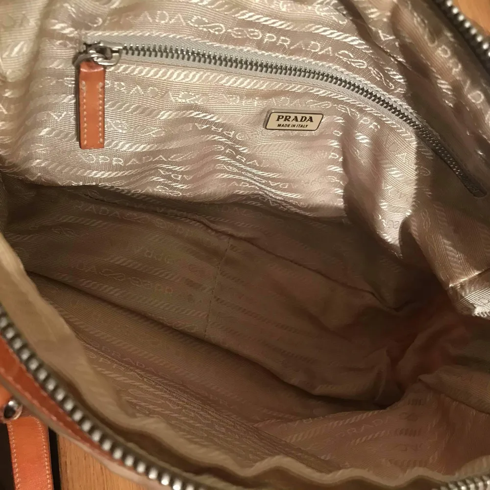 Äkta Prada vintage Baguette Nylon/canvas leatherhand bag.Det finns en nyckel för att låsa väskanär.mått B 28H18cm. Frakt: PostNord spårbart paket 63 kr. Betalning: Swish/Kort. Accessoarer.