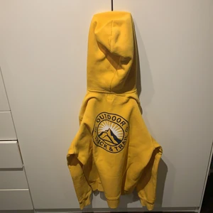 Gul luvtröja  - En gul och fin luvtröja från H&M som endast såldes i ett fåtal exemplar. Trycket är på ryggen och är fortfarnes väldigt fin. 