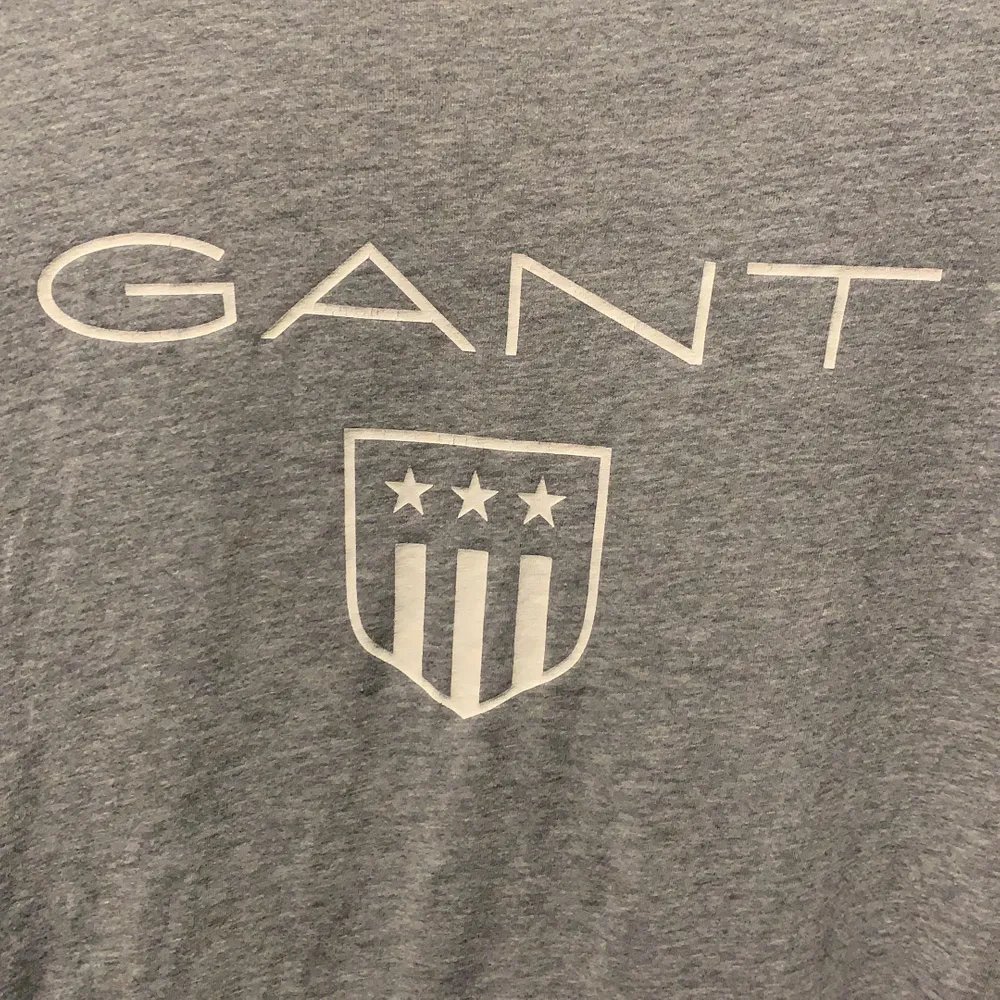 En grå och fin Gant tröja från kidabrandstore. Ca 3 år gammal. Skicket är som gott nytt, barn storlek 170. Nypris 400kr. . Tröjor & Koftor.