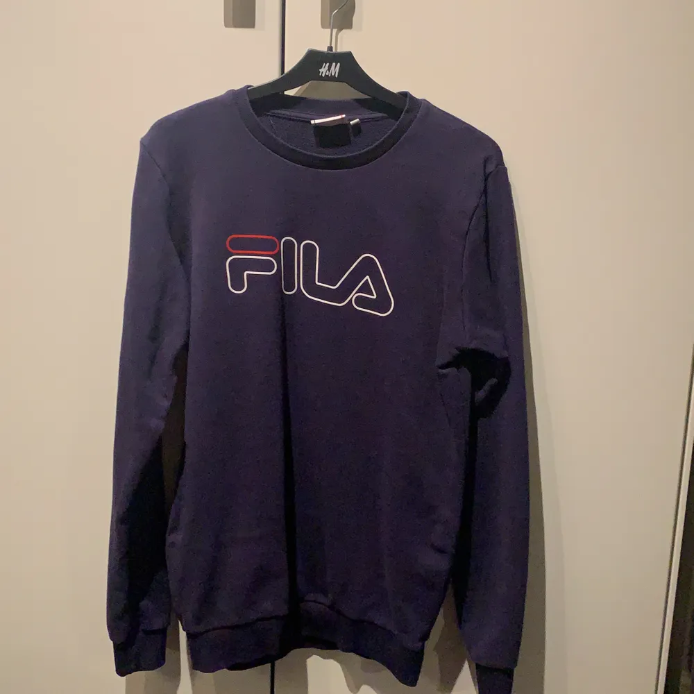 Mörkblå sweatshirt från FILA. Ca 1 år gammal använd väldigt snålt. Inga slitningar och trycket är kvar, ny pris 400kr.. Tröjor & Koftor.