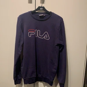 Tröja fila  - Mörkblå sweatshirt från FILA. Ca 1 år gammal använd väldigt snålt. Inga slitningar och trycket är kvar, ny pris 400kr.