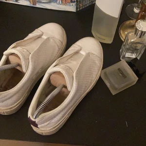 Eytys  - Ett par för små Eytys i ormskinnsimitation storlek 36 bra skick 💜💜💜