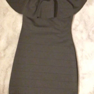 Svart och grön offshoulder klänning - Säljer dessa två figursydda offshoulder klänningar med volanger, båda passar till storlek S.🖤💚