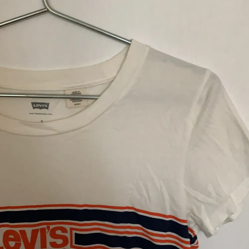 LEVIS T-shirt strl S i bra skick! . T-shirts.