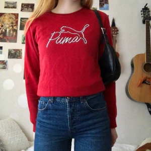 Röd Sweatshirt, Puma - Säljer denna snygga sweatshirten från puma! Märket är broderat❣️ köpt second hand men är i superfint skick. Kan mötas i Göteborg eller skicka, då tillkommer frakt!