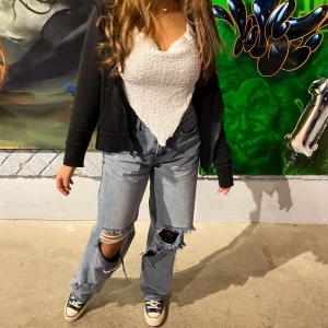 Topp - Vit topp med knyte i hals och baktill. Sydd för hand av återanvända tyger för en hållbar miljö! Se mer på vår Instagram @figura.uf