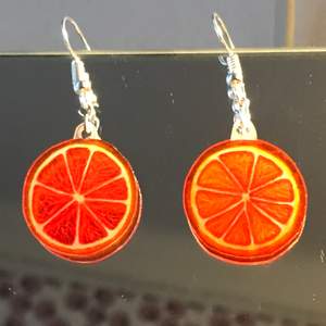 Tar nu beställningar på dessa apelsinörhängen i krympplast💖 frakt 12kr