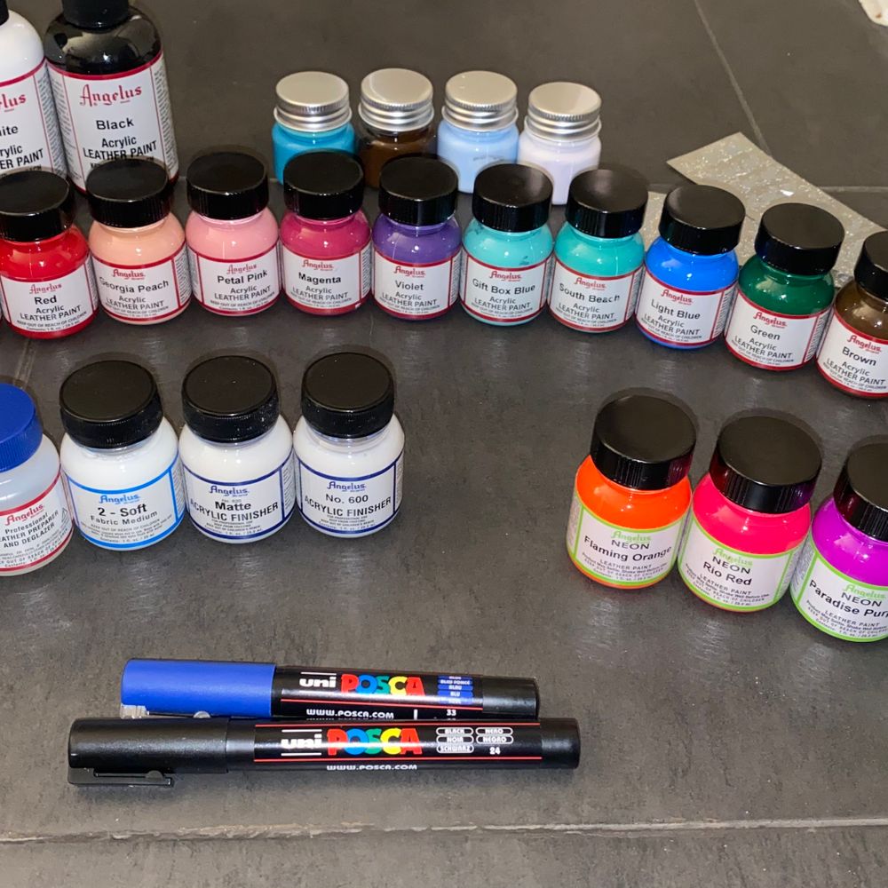 Detta ingår: 14st standard färg 29ml, 4st neon färg 29ml, 2st standard färg 118ml, 1st thinner, 1st softener, 1st hardener, 1st matte finish, 1st glossy finish, deglazer, reflex playboy stickers och färgskiftande color dust. Köpt för ca 2000kr. Skor.