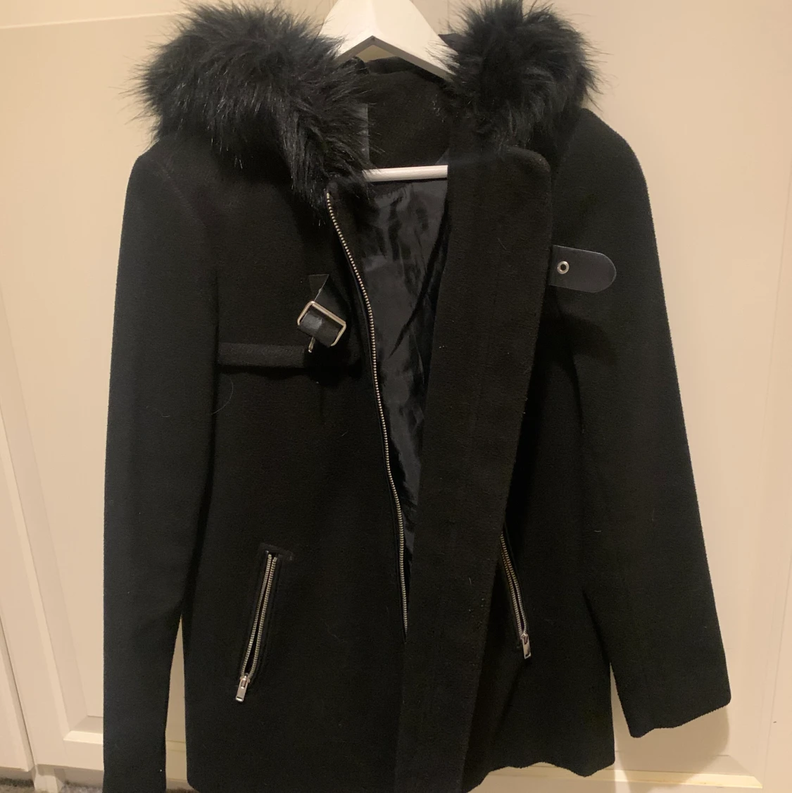 Svart kappa med päls