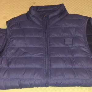 Felfri ljusblå armaniväst i size 46/S - Ljusblå väst i mycket bra skick, storlek 46/S sitter som S. Nypris runt 1600, köpt från selfridges i london. Funkar för både tjejer och killar 