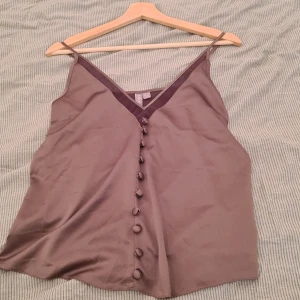 Linne stl 36 - Den är snygg olivgrön färg