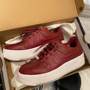 Nike air force 1  - Skitsnygga och supersköna Nike Air Force 1 i vinröd färg. Använda en gång, lite för små för mig. Köparen står för frakt.                                                                      Originalpris: 1 000kr                                                         Buda från 350kr                  högsta bud: 500kr