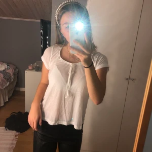 Söt topp - Jättegullig topp från odd Molly. Vit med en vinröd rosett på ärmen. Detaljer i nacken. Storlek 0 alltså s/m ❤️