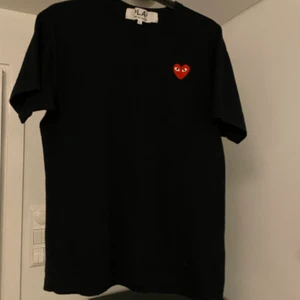 Comme des garcons T-shirt  - Säljer min Cdg t-shirt köpt på NK. Den är använd ett fåtal gånger och är i bra skick. Storlek Large men den är väldigt liten i storleken så skulle säga att den sitter som en S eller liten M.