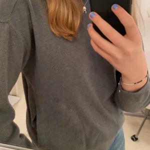 Zara hoodie - Denna super fina hoodie från Zara, storlek 13-14 men passar en S-M då jag brukar ha de, super fin mörk grön (Moss aktig) förg.