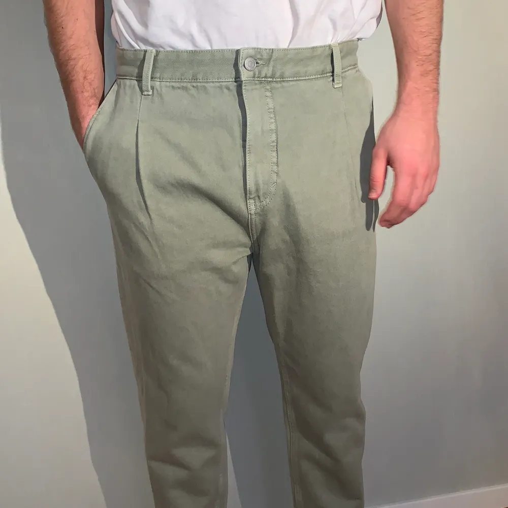 Gröna byxor från Weekday i Strl 50. Passform som ca waist 32 och längd 30. Helt oanvända med prislapp kvar. Köparen står för frakt eller möts upp i gbg . Jeans & Byxor.