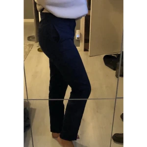 kostymbyxor från ralph lauren - Ett par fina marinblåa kostymbyxor från ralph lauren i bra skick. Dom  är en stl 20,  dom är lite stora på mig i midjan som vanligtvis har 36. Dom kostar 900 i ny pris❣️