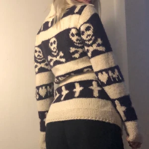 Cardigan☠️ - Ball cardigan med dödskallar och kors på. Har fickor på framsidan☠️✨buda i kommentarerna