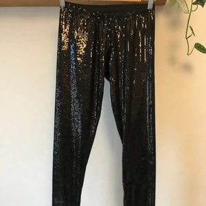Svarta paljettights, XS-M - Underbara glittrande tights från Benetton i svart! Perfekta för vinterns fest, jul och nyår! Bra kvalitet på dessa och finfint skick.  Skulle tro de passar XS, S, M.  Kan mötas i Stockholm eller skicka mot fraktkostnad! ✨🌸✨