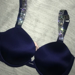 Victoria secret bh - Bhn är i strl 34d vilket motsvarar 75d. Bh-n har väldigt mycket pushup så kan nog passa om man en mindre strl. Den är aldrig använd och prislappen sitter kvar. Säljer den pågrund av att den ej passar och har tappat bort kvittot.
