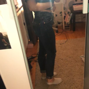 Lager 157 jeans - Mörkblå jeans med lite slitningar, rätt låga