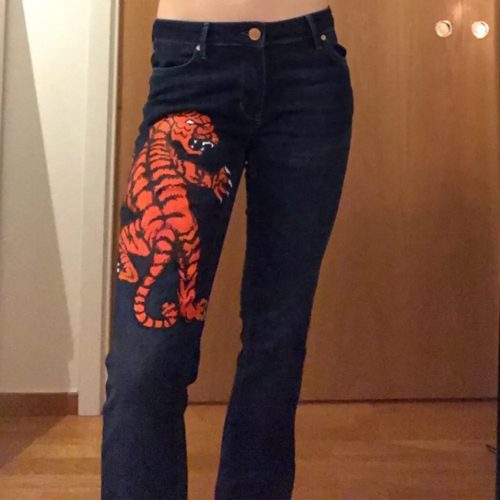 Ett par otroligt sköna byxor med en tiger målad av mig i akryl, lackad för extra skydd. Byxorna är använda en gång och är tidigare köpta på tradera (sellpy) dock utan några tecken på trasigheter. Skulle rekommendera att tvätta för hand😊. Jeans & Byxor.